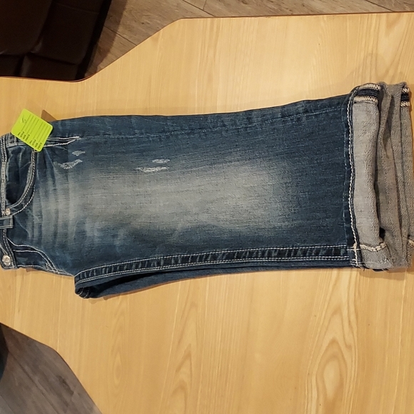 NWOT Women's Miss Me Distressed Washed Denim Capris Size 28 Embossed - Picture 10 of 12